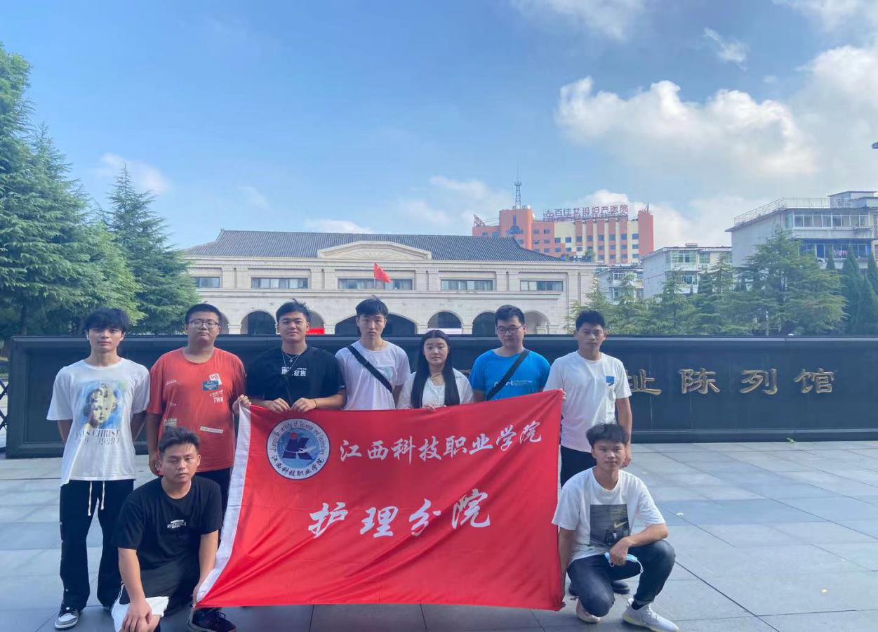 身着迷彩衣 脚踏青草地_江西科技职业学院